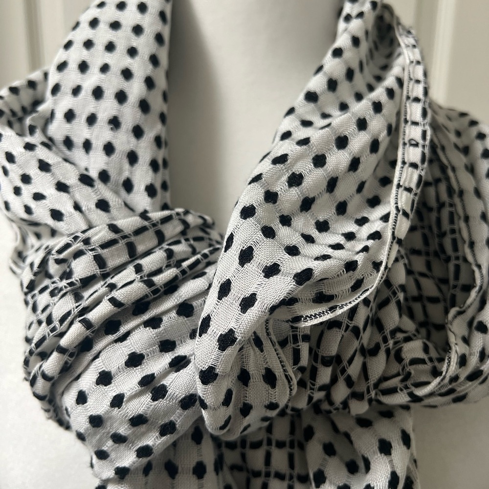 GAP Black and White  Scarf with two patterns -NWOT